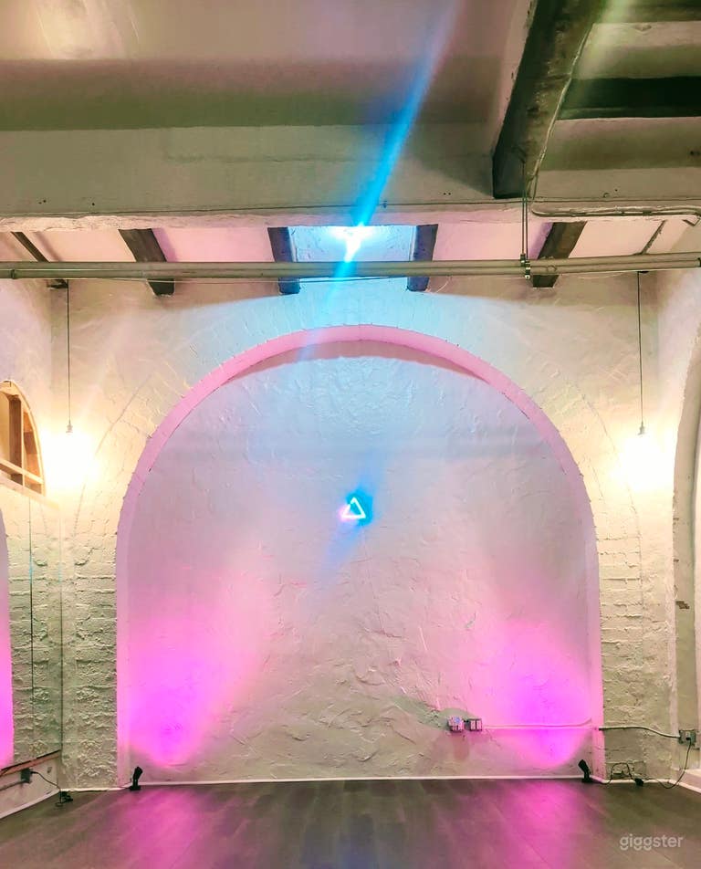  Hollywood Dance Studio First Floor High Ceiling Very Bright 