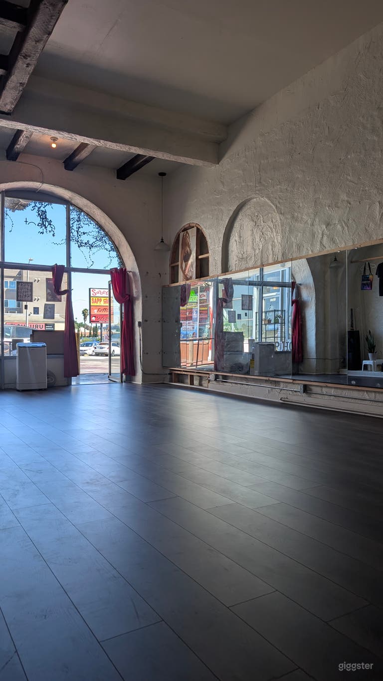  Hollywood Dance Studio First Floor High Ceiling Very Bright 