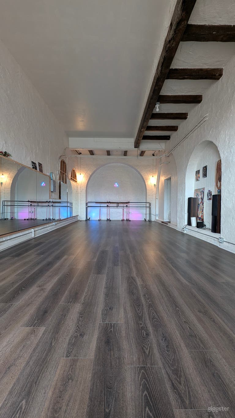  Hollywood Dance Studio First Floor High Ceiling Very Bright 