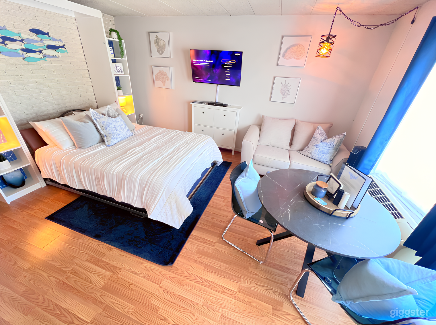 Modern Lakeside Condo Photo 1