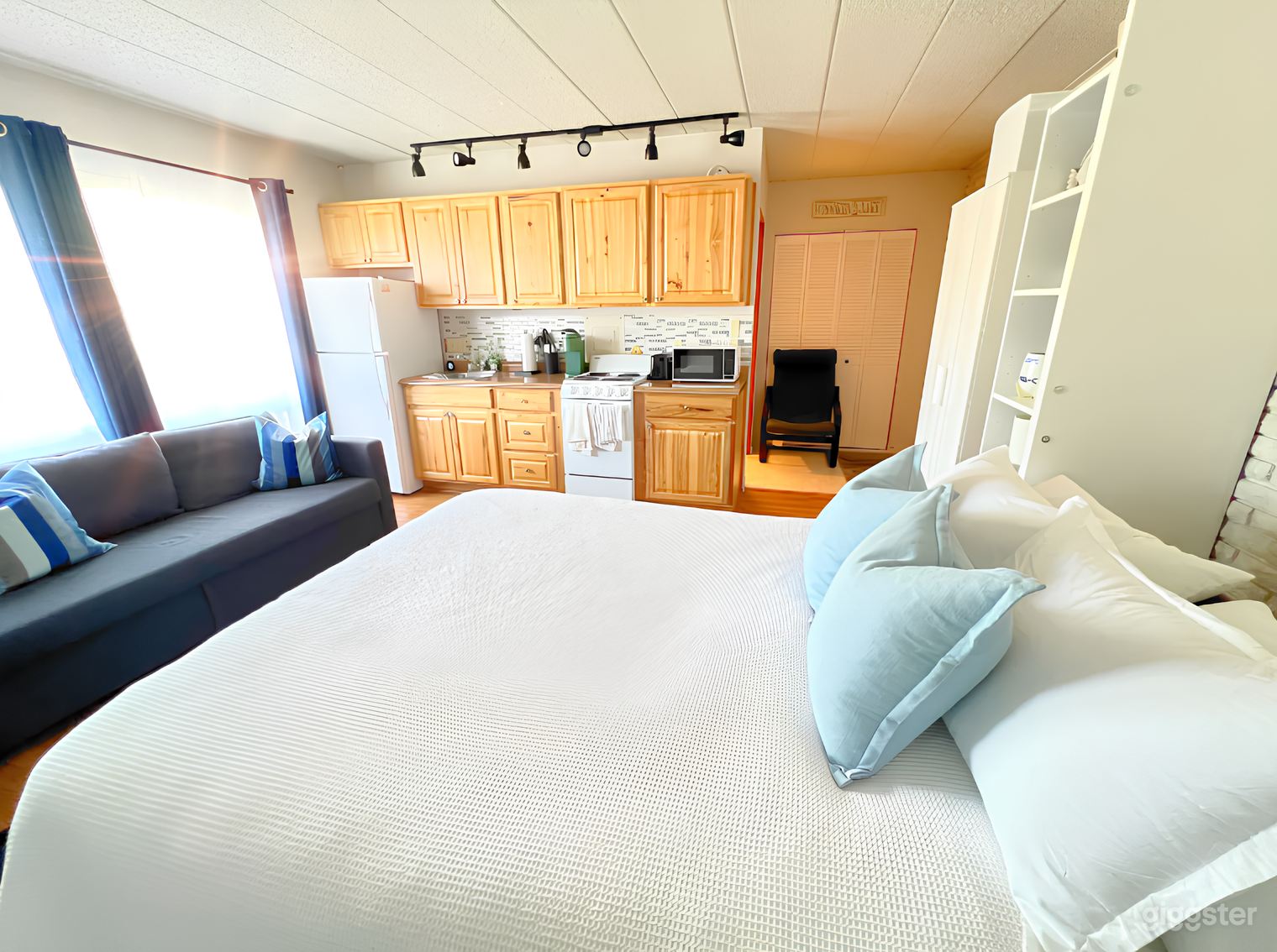 Modern Lakeside Condo Photo 3