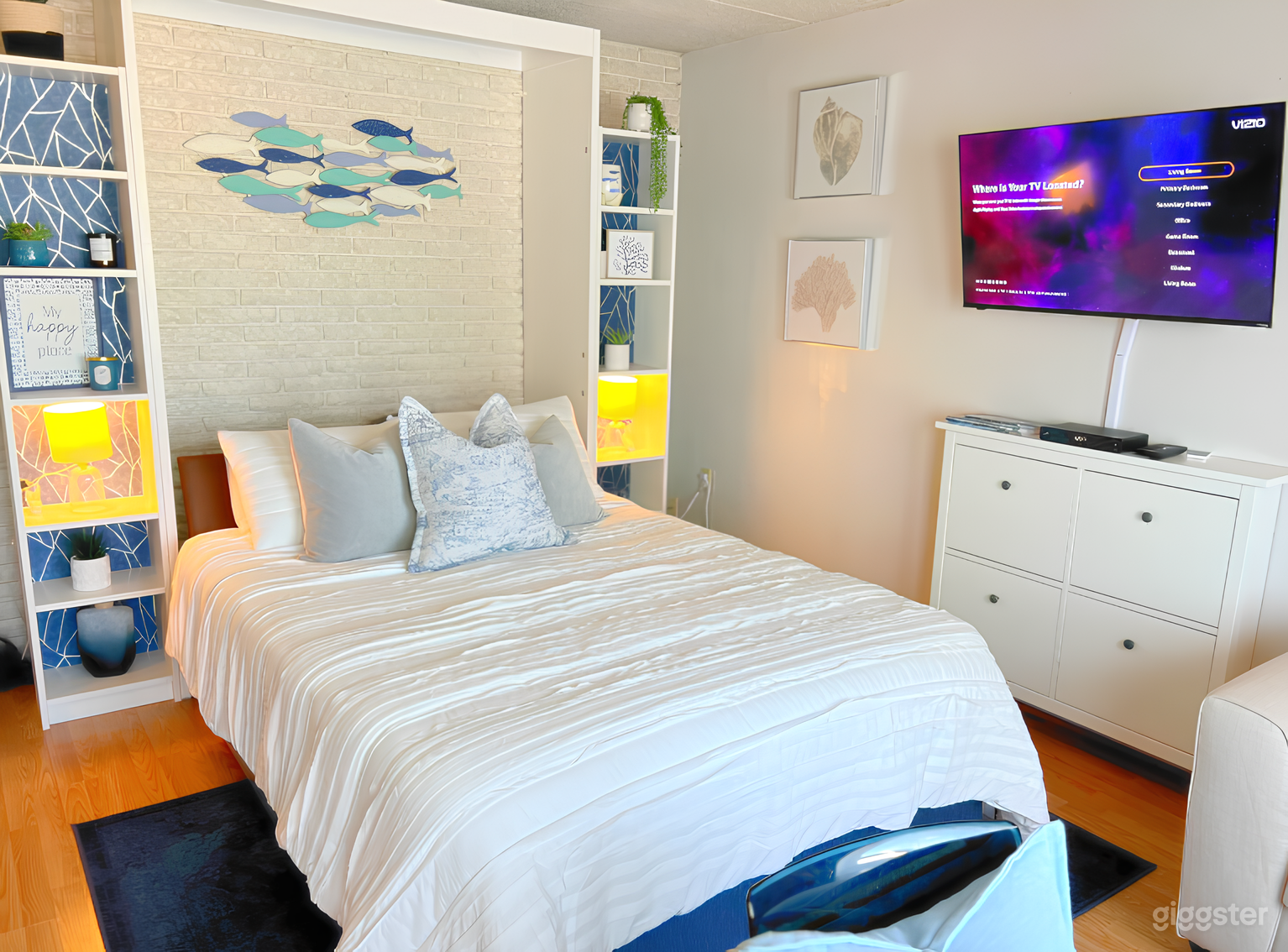 Modern Lakeside Condo Photo 2