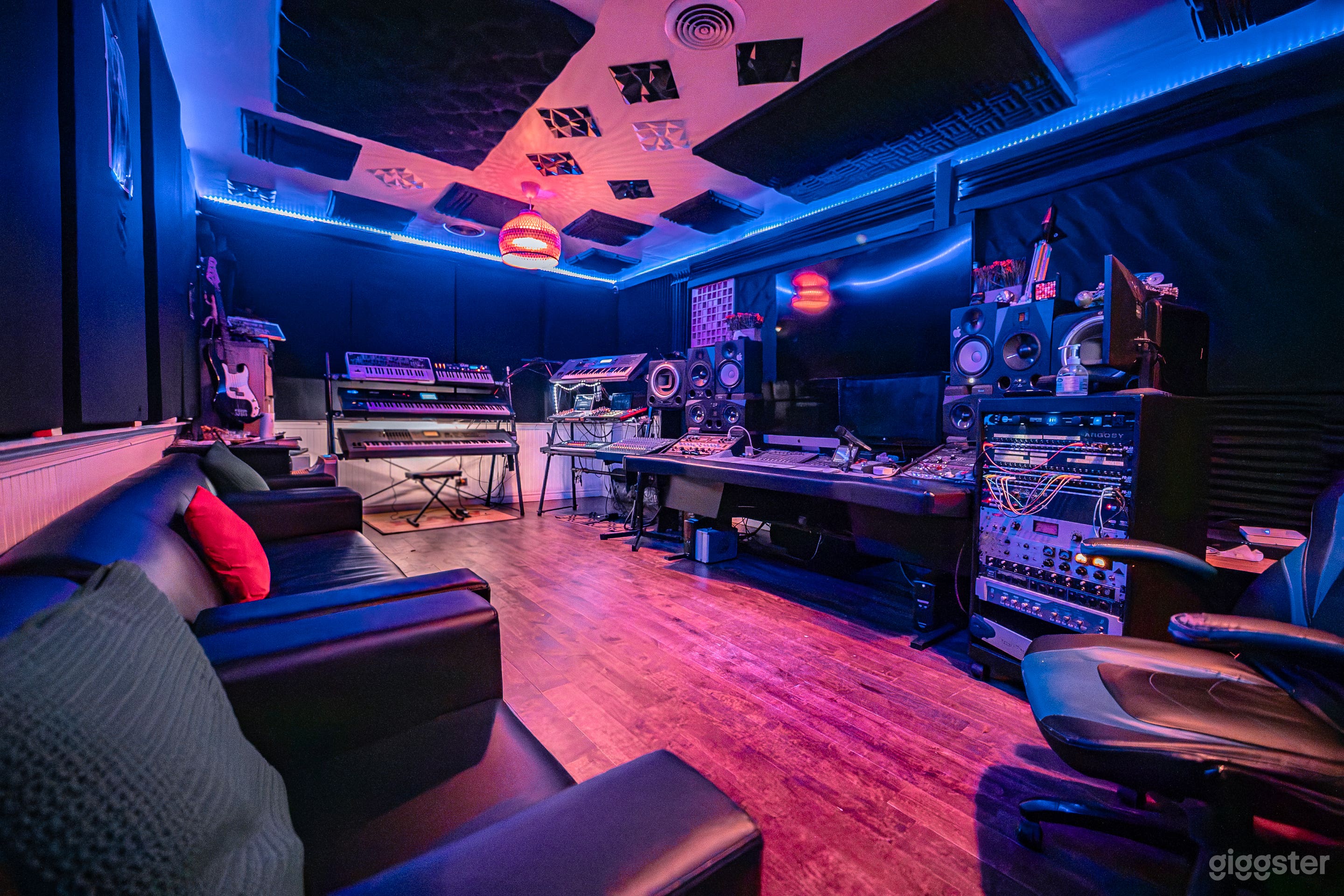 Exclusive Malibu Studio Photo 4
