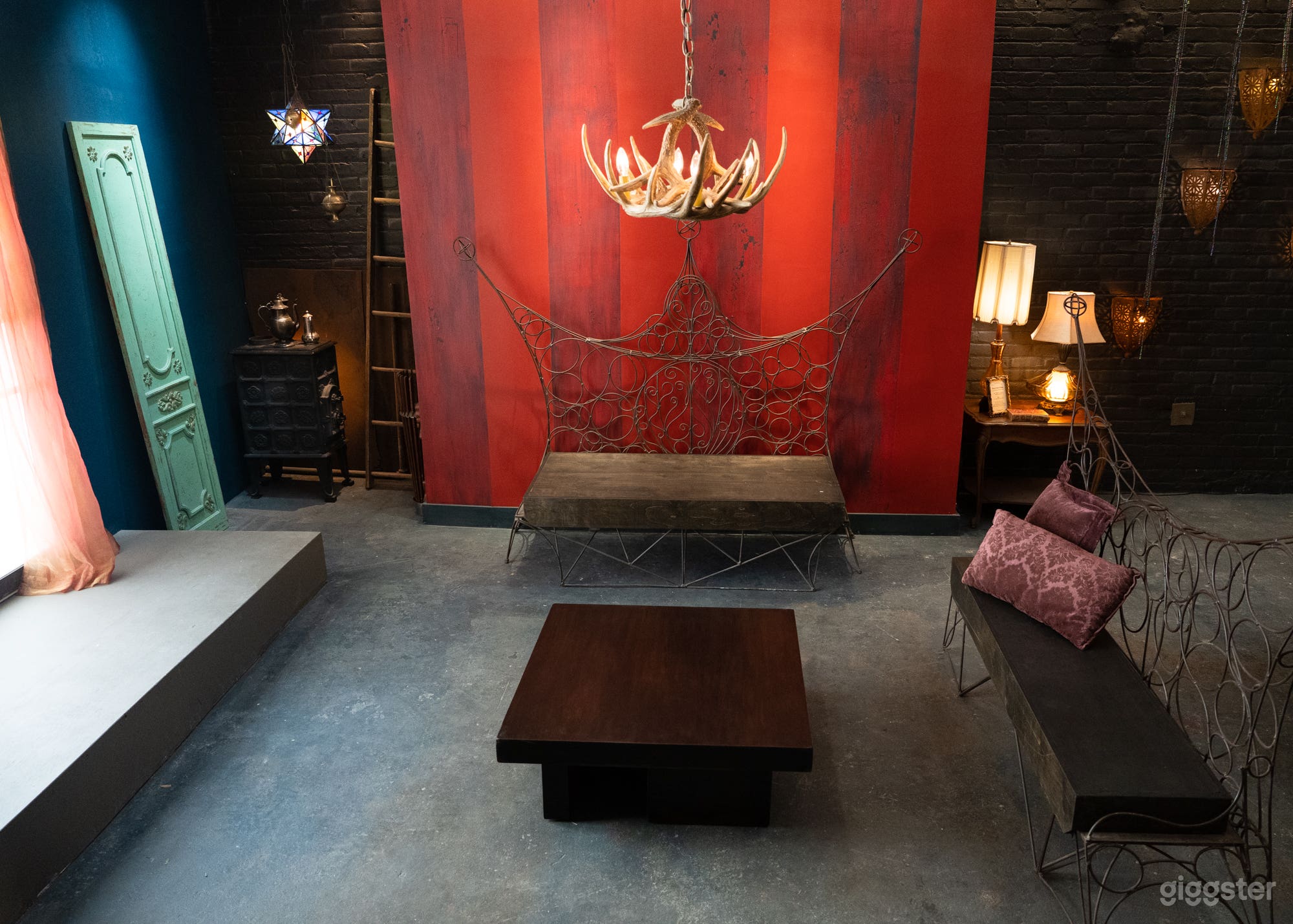 Williamsburg Artist's Parlour and Retro Trailer Photo 3