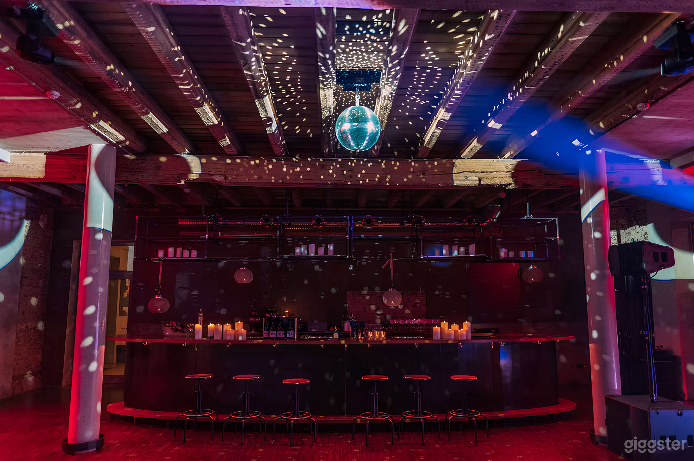 Außergewöhnliche Lounge-Bar Foto 2