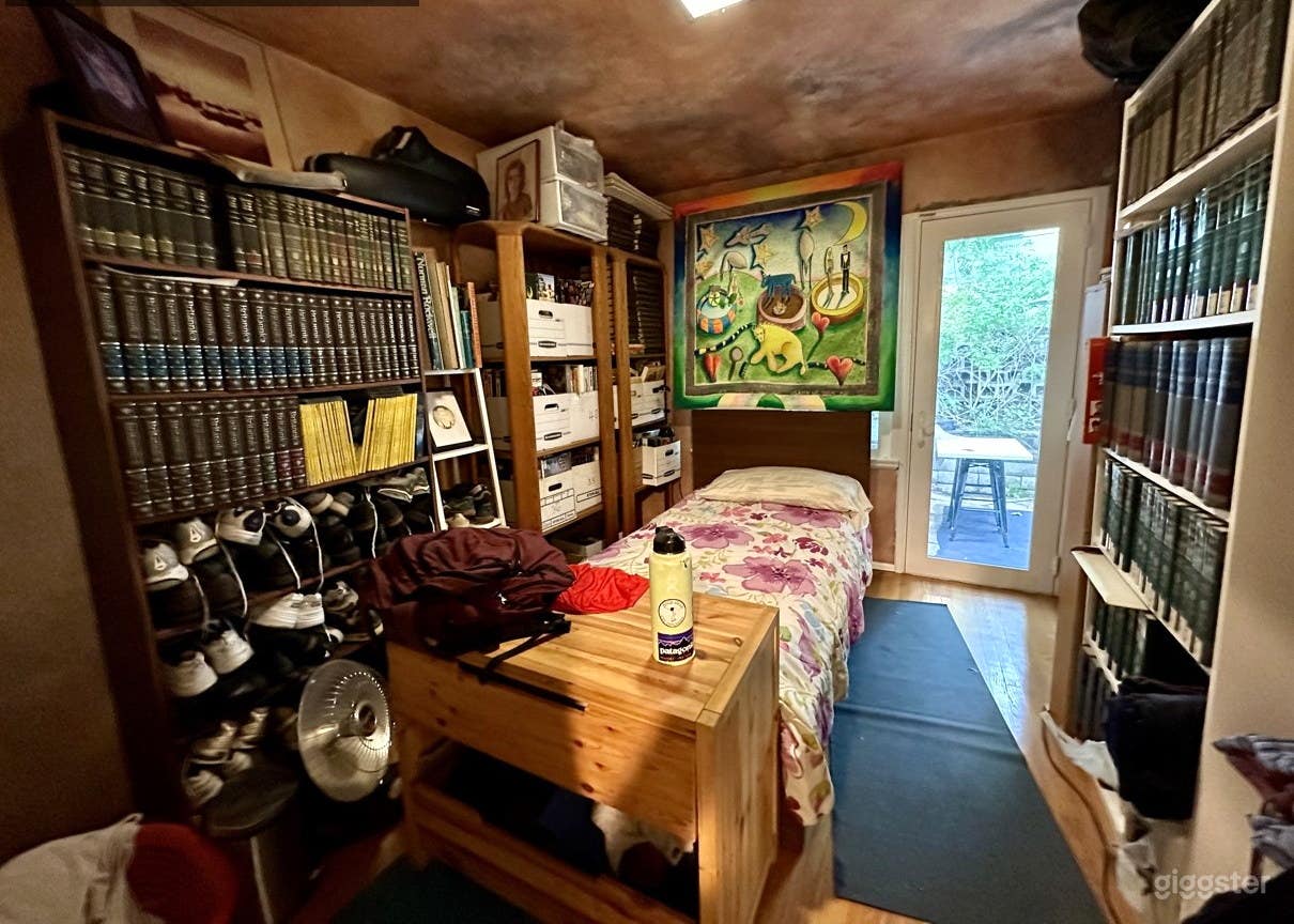 Hillside Ranch House turfed large lawn Photo 2