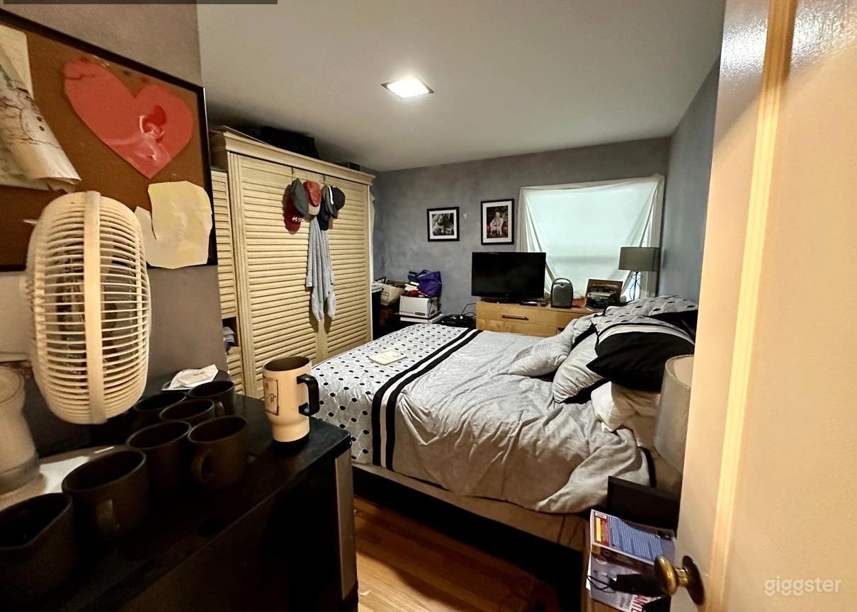 Hillside Ranch House turfed large lawn Photo 4