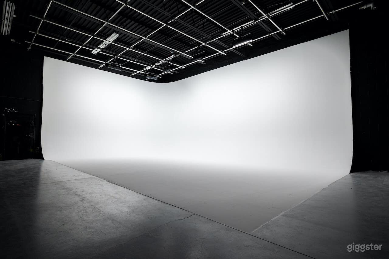 Professional RGBW Cyclorama Film Studio  Photo 2