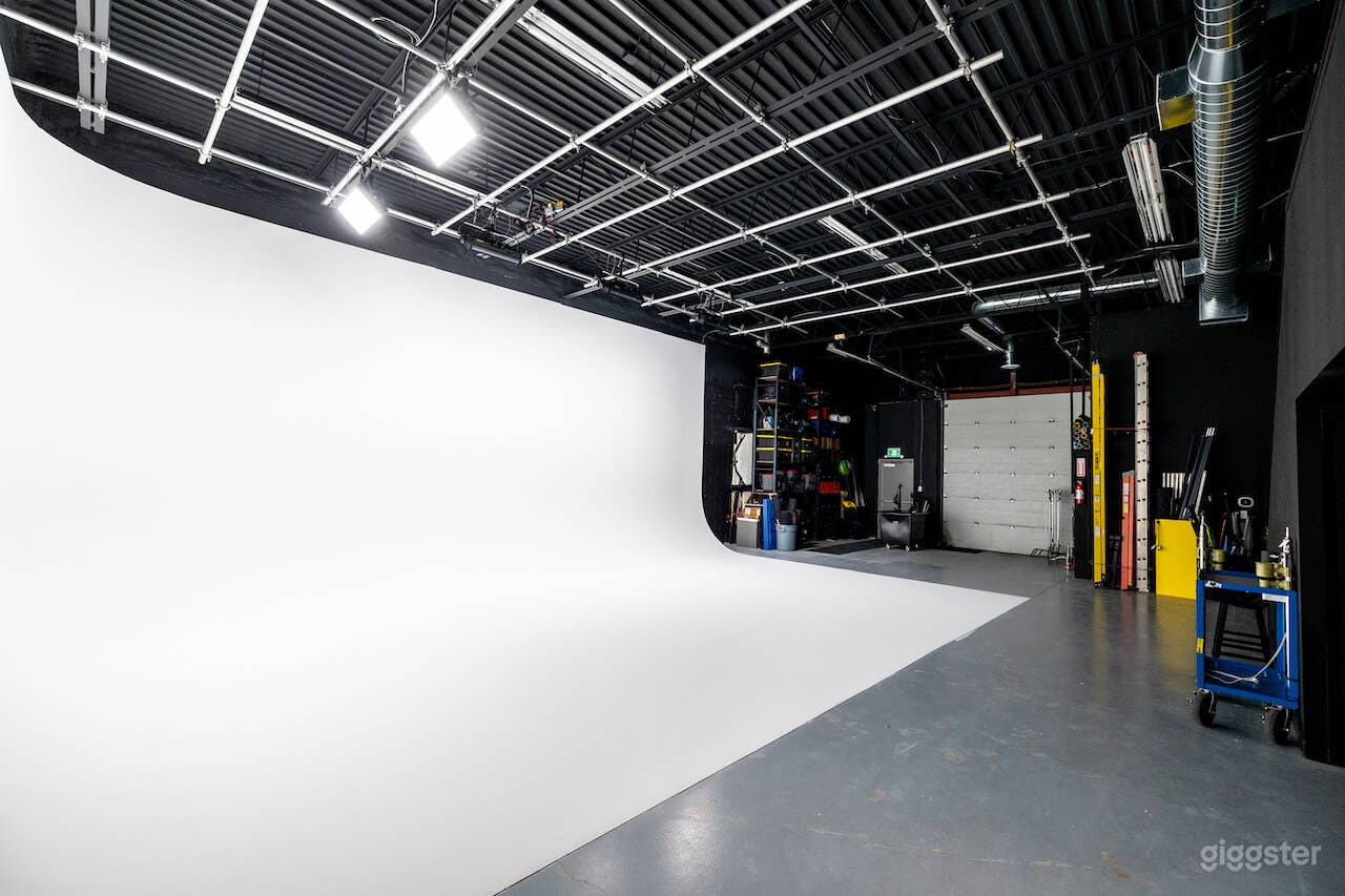 Professional RGBW Cyclorama Film Studio  Photo 1