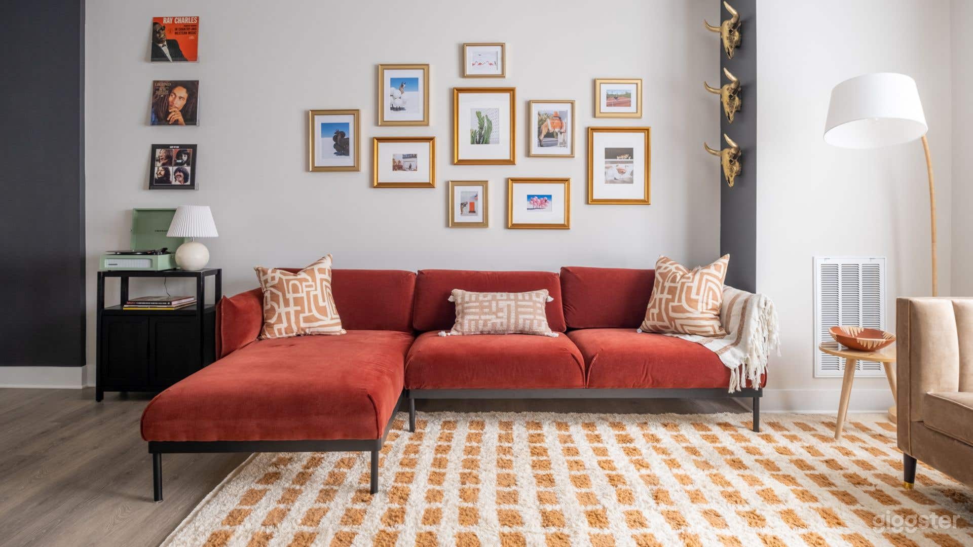 Gorgeous Contemporary Townhouse w/ Open Layout Photo 1