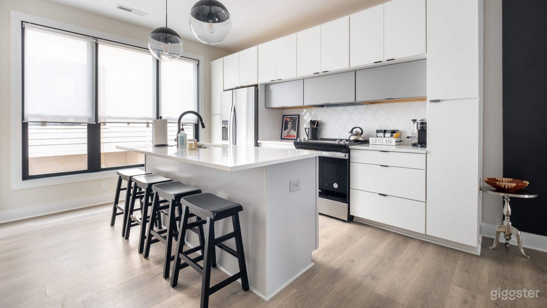 Gorgeous Contemporary Townhouse w/ Open Layout Photo 2