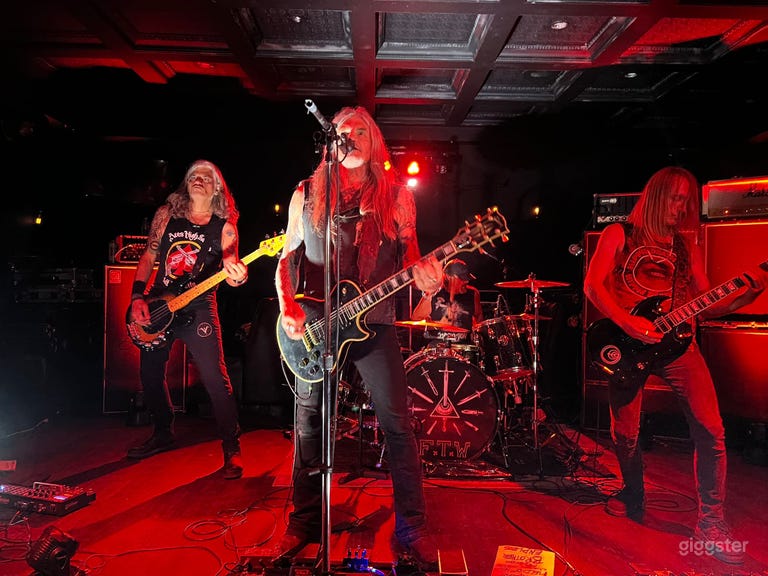  Hollywood Bar with a dance floor 