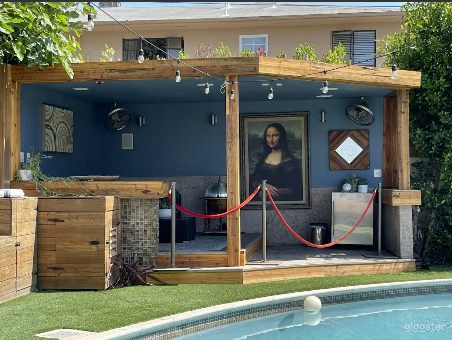 Stunning Urban Pool Retreat Photo 4