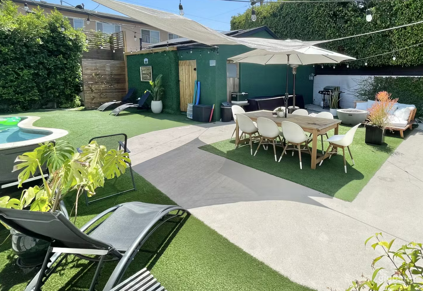 Stunning Urban Pool Retreat Photo 3