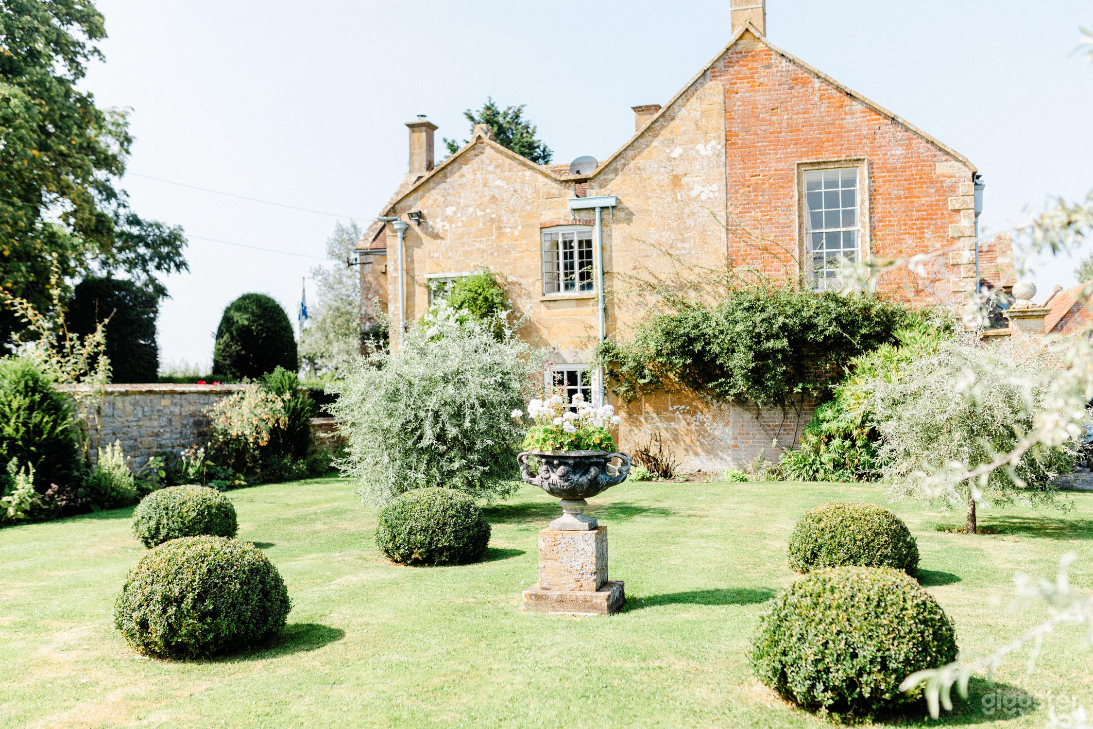 The Warwick garden, side of the house