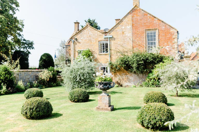  The Warwick garden, side of the house 