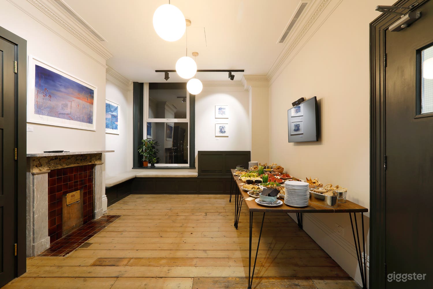 Flint and Chalk Room for Collaborative Activities Photo 3