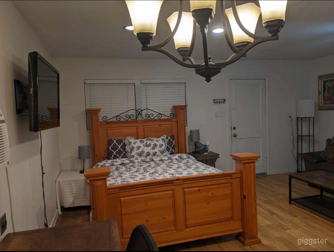 Inside the loop Houston cute tiny house studio Photo 1