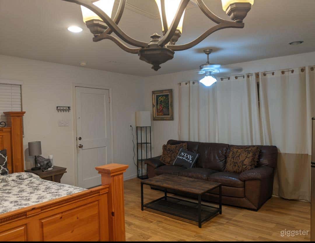 Inside the loop Houston cute tiny house studio Photo 3