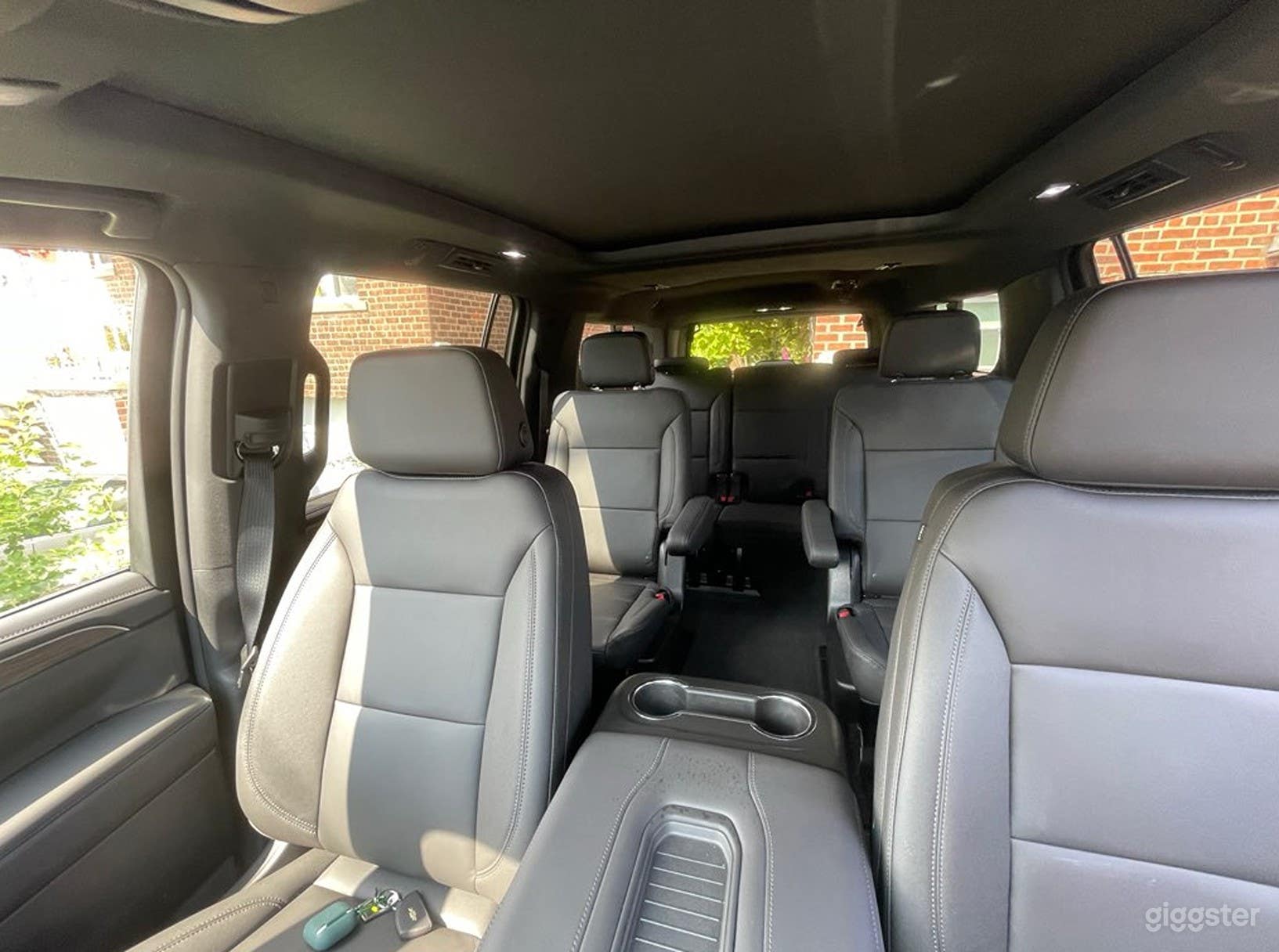 Comfortable & Powerful Full-Size SUV Photo 2