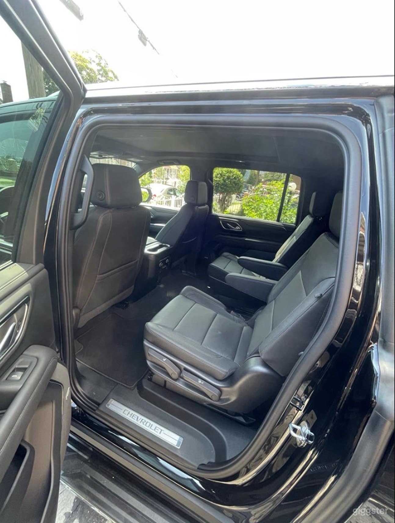 Comfortable & Powerful Full-Size SUV Photo 3