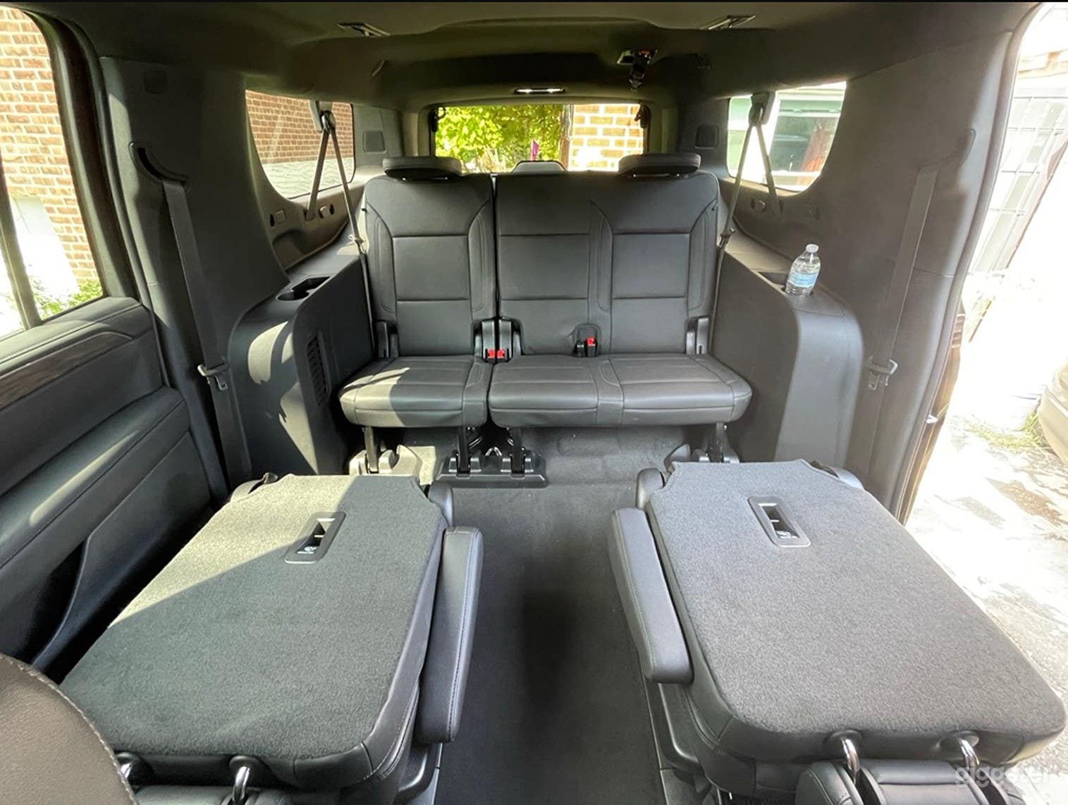 Comfortable & Powerful Full-Size SUV Photo 4