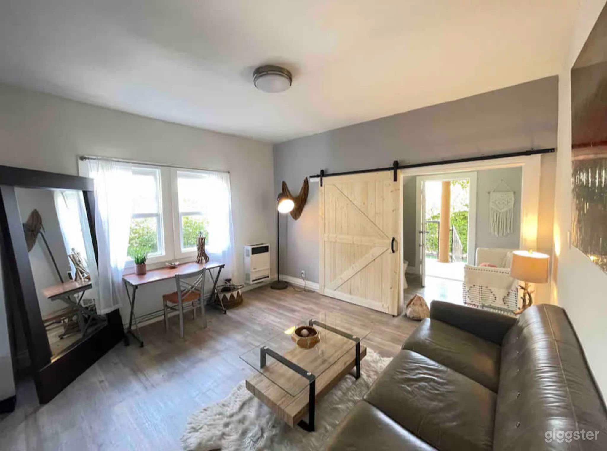 Newly Renovated Bright Apartment Photo 2