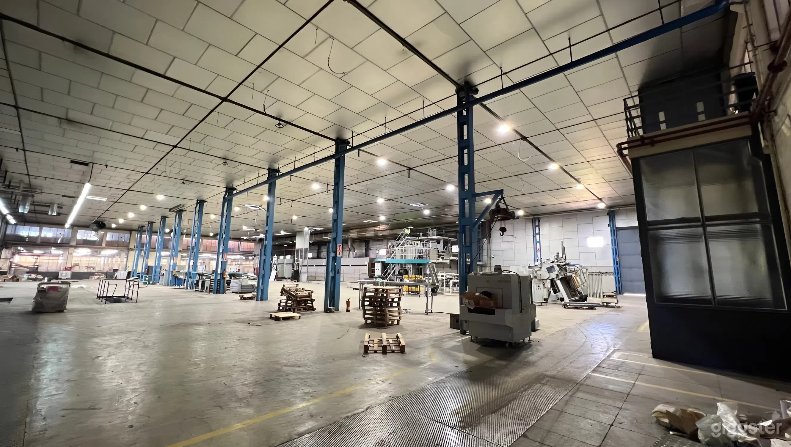BARCO B - Espacio Industrial de 5,200m² con Techos de 8m Foto 1