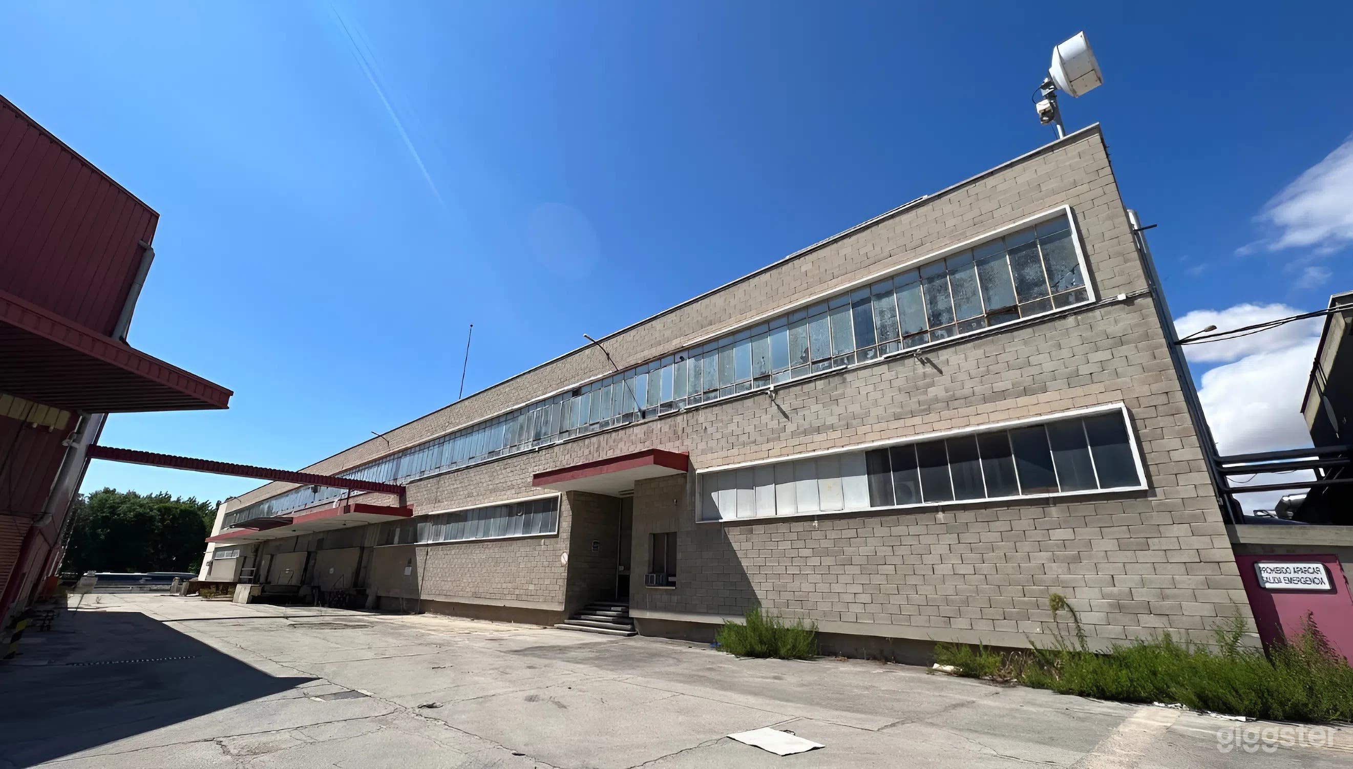 BARCO B - Espacio Industrial de 5,200m² con Techos de 8m Foto 4