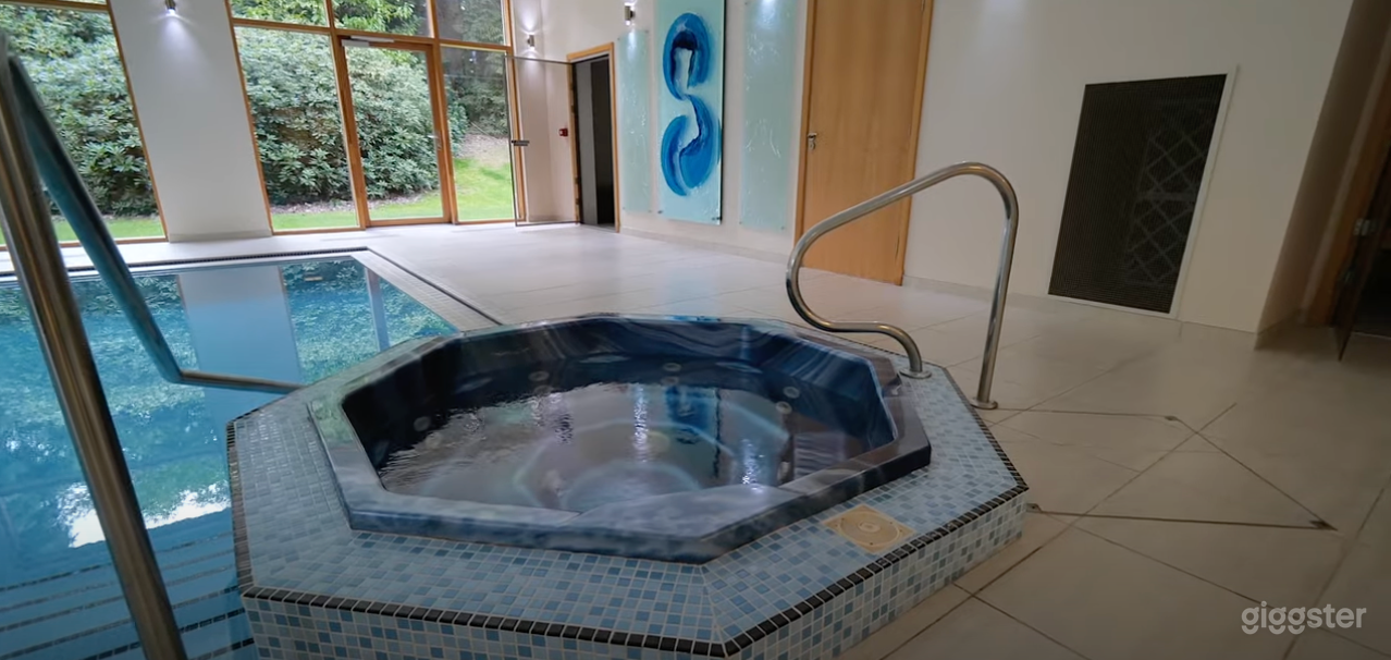 Indoor Pool for Photoshoots and Film Locations Photo 4