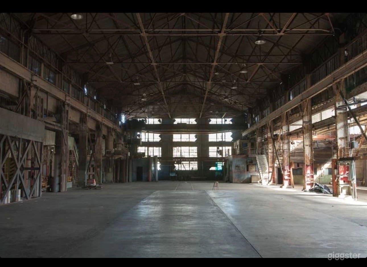 Massive Industrial Warehouse with Rooftop, Loft & Urban Photo 1