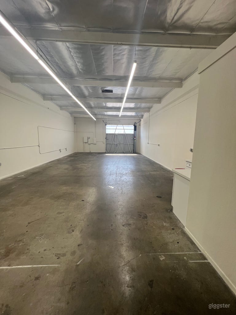  1100 sq ft warehouse usage with a 10x 10 garage door that opens. 