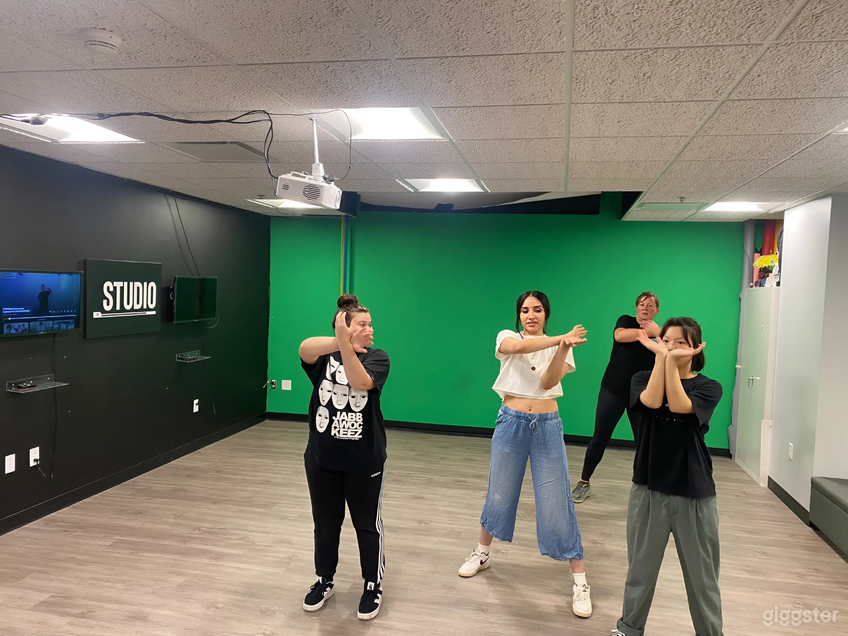 Dance &amp; Yoga Studio / Classroom / Creator Studio Photo 1