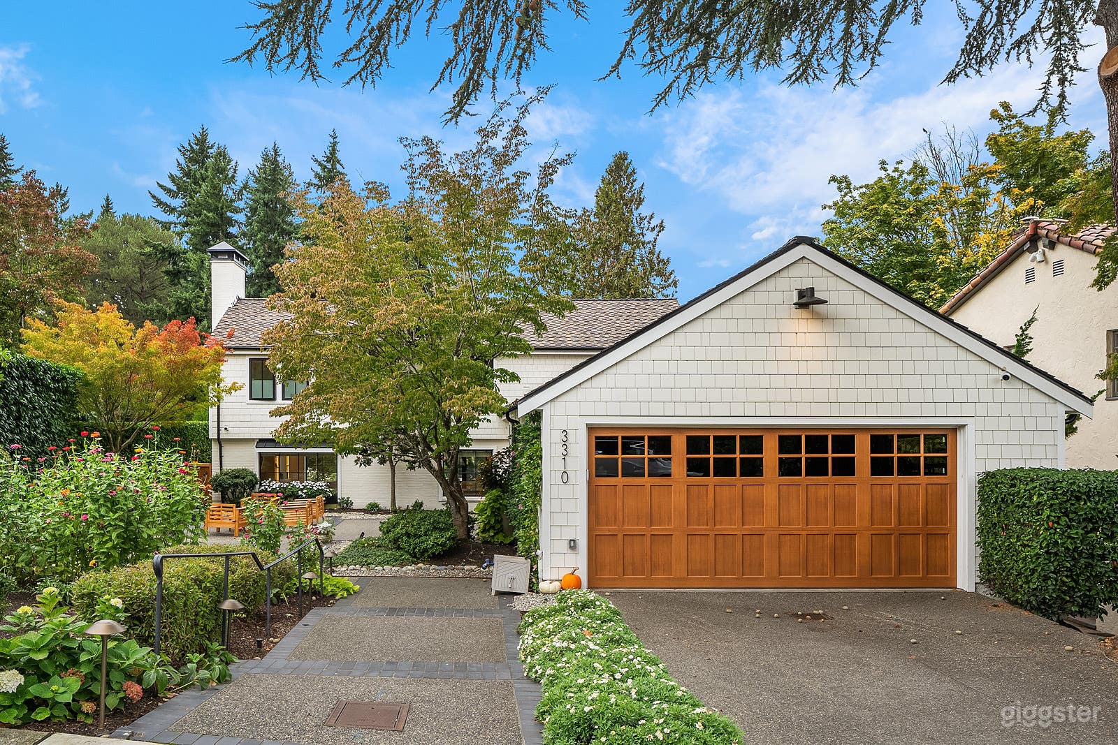 Modern Craftsman Situated on Golf Course Photo 2