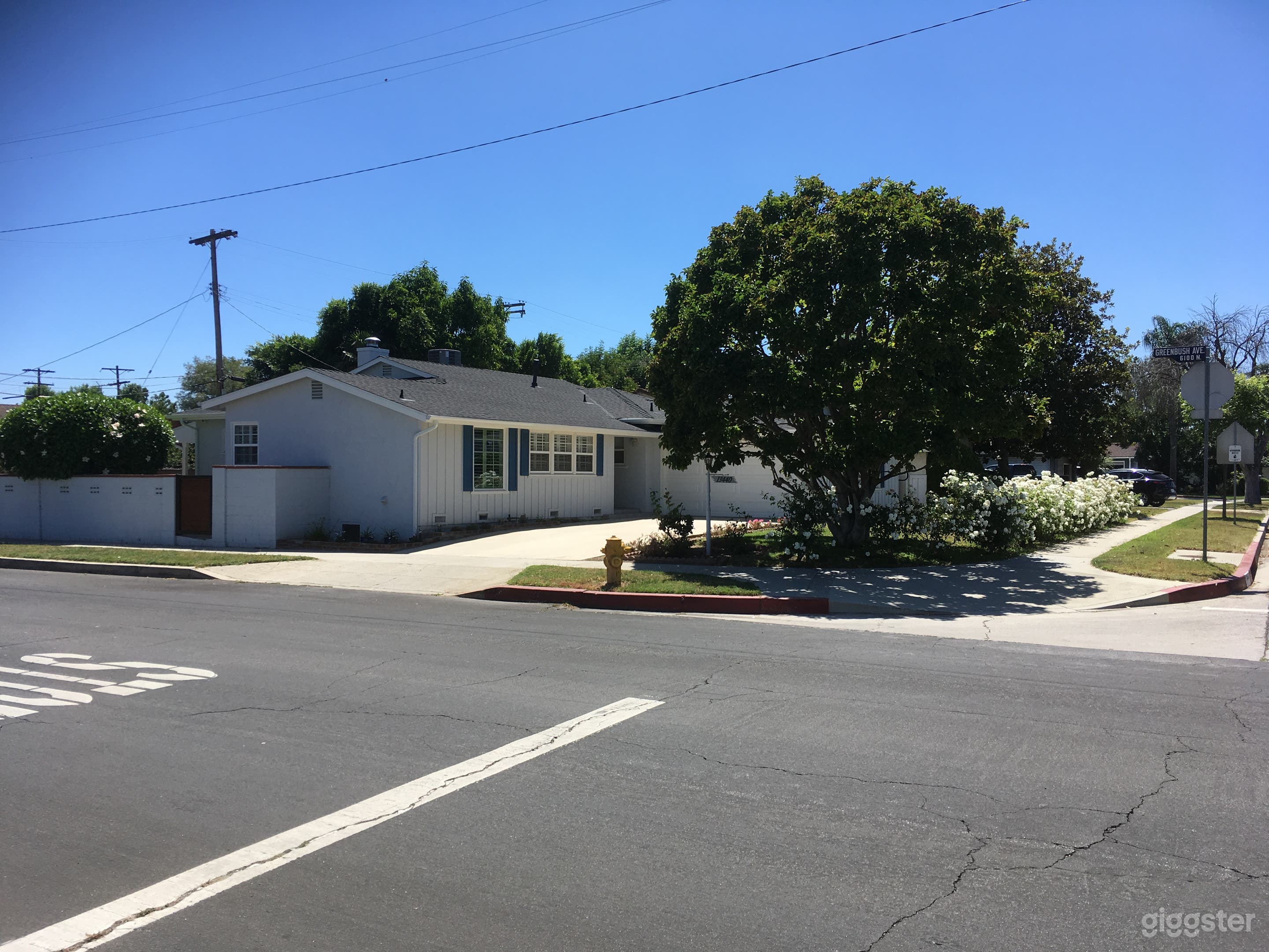 Cute corner lot modern cottage home Photo 2