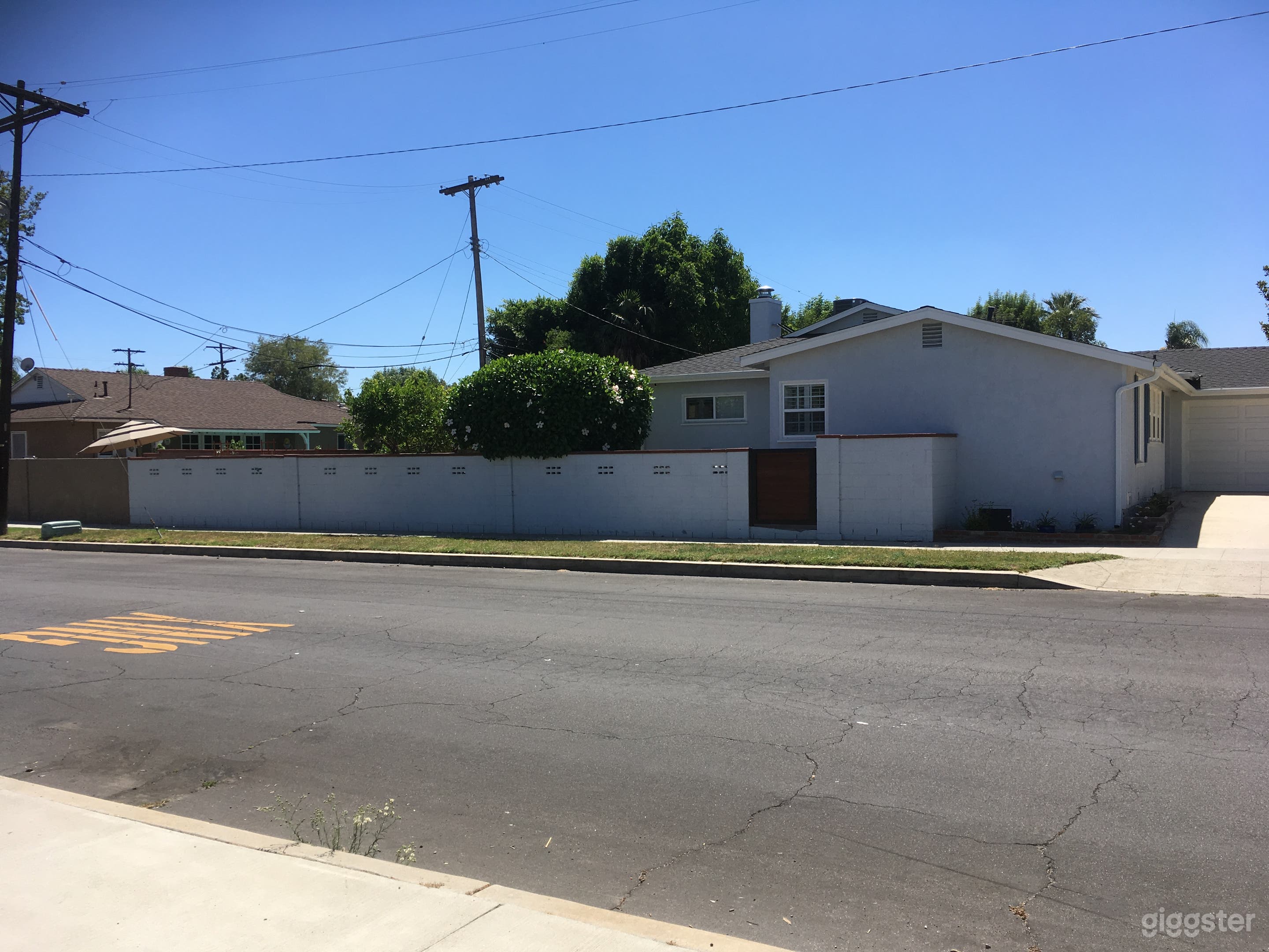 Cute corner lot modern cottage home Photo 4