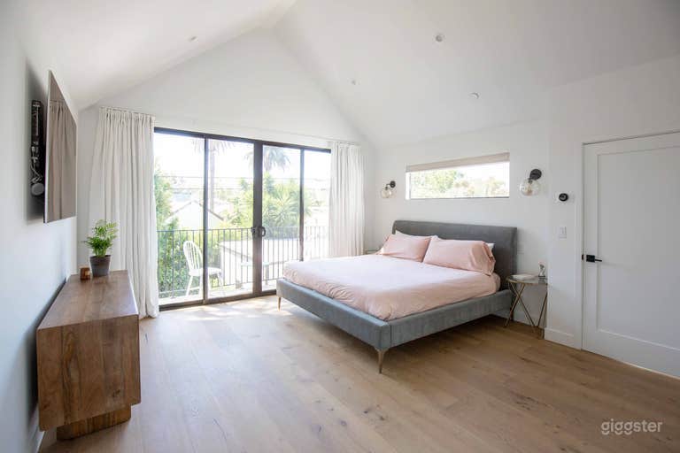  Modern & Bright, Open Floor Plan, with Spa! 