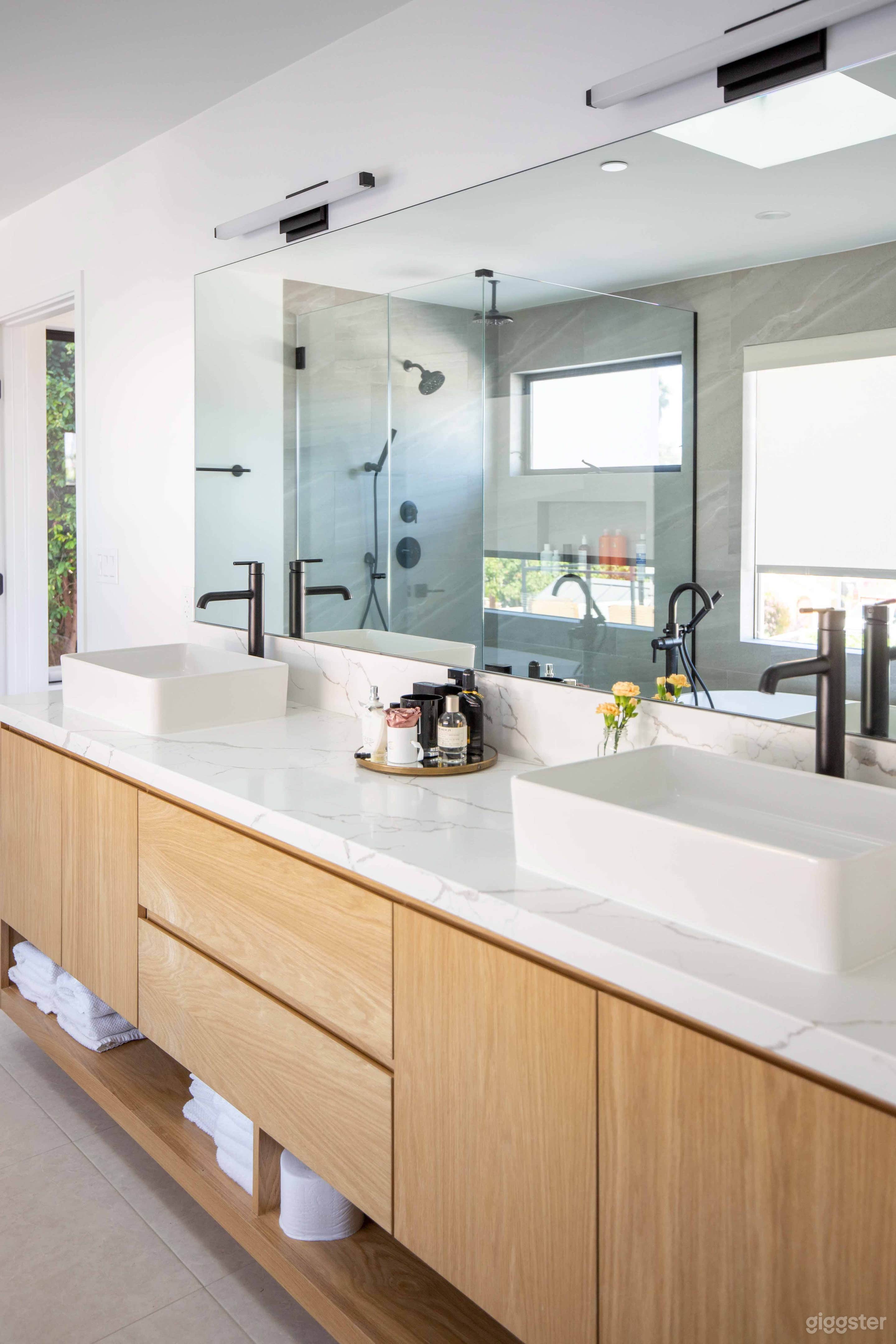 Modern &amp; Bright, Open Floor Plan, with Spa! Photo 4