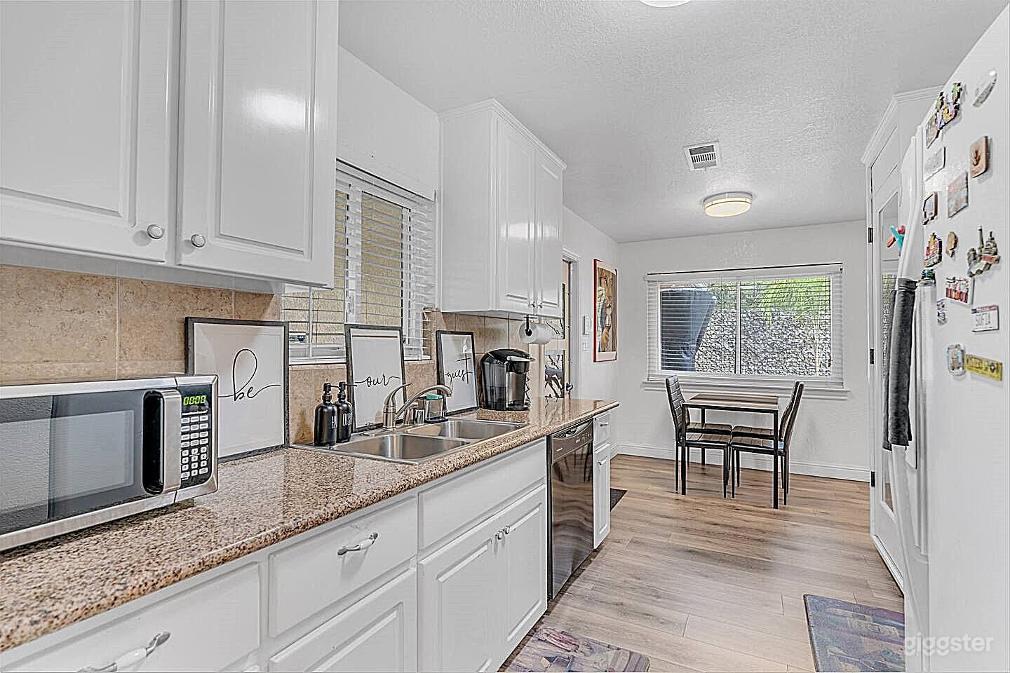 Modern 3-Bedroom Haven for Productions Photo 3