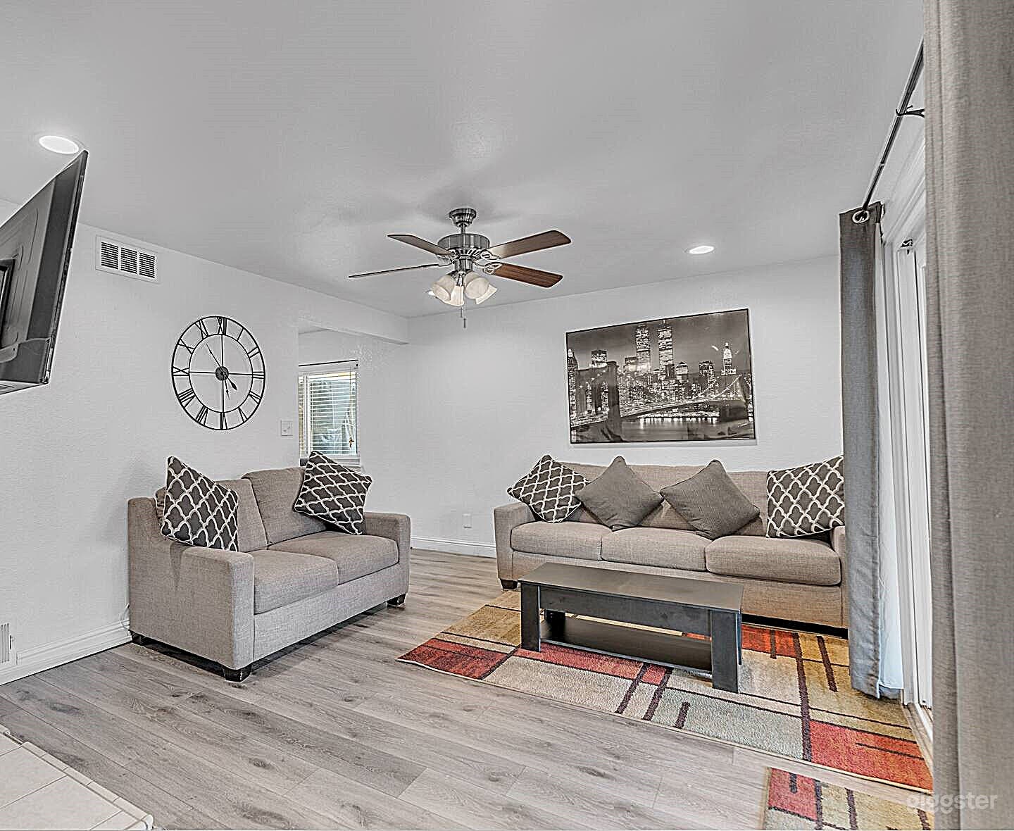 Modern 3-Bedroom Haven for Productions Photo 2