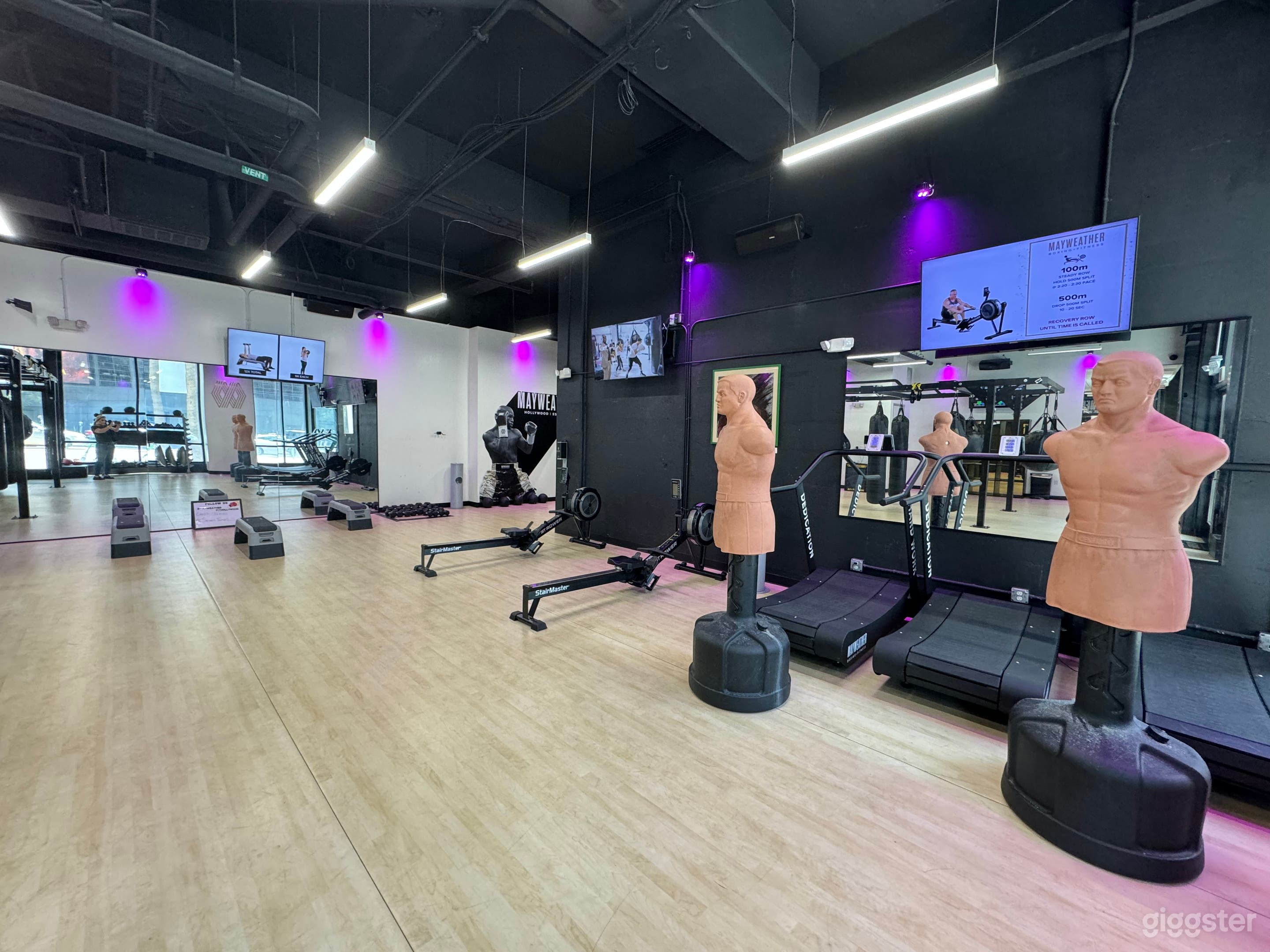 High-End fitness club with lockers Photo 2