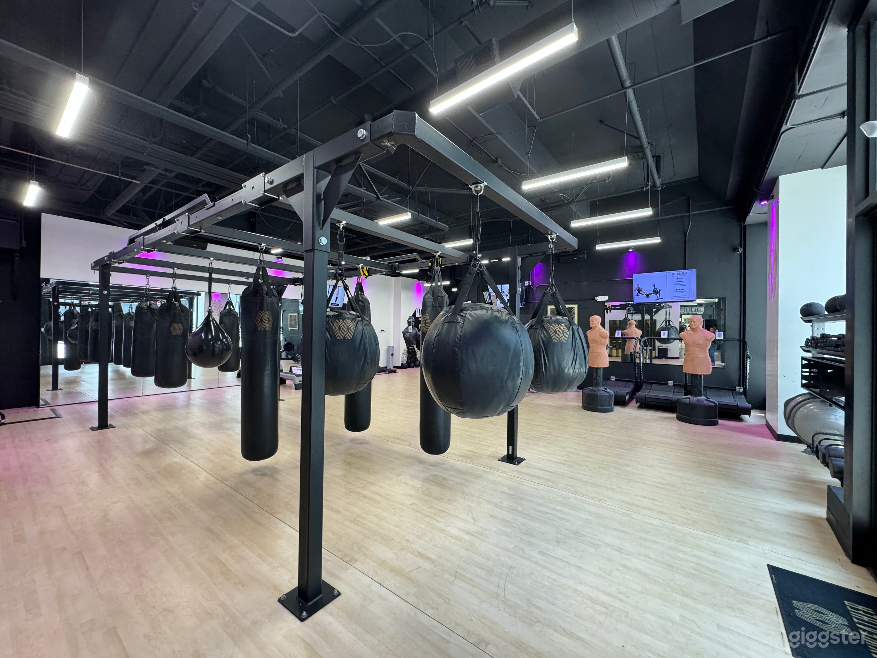 High-End fitness club with lockers Photo 1
