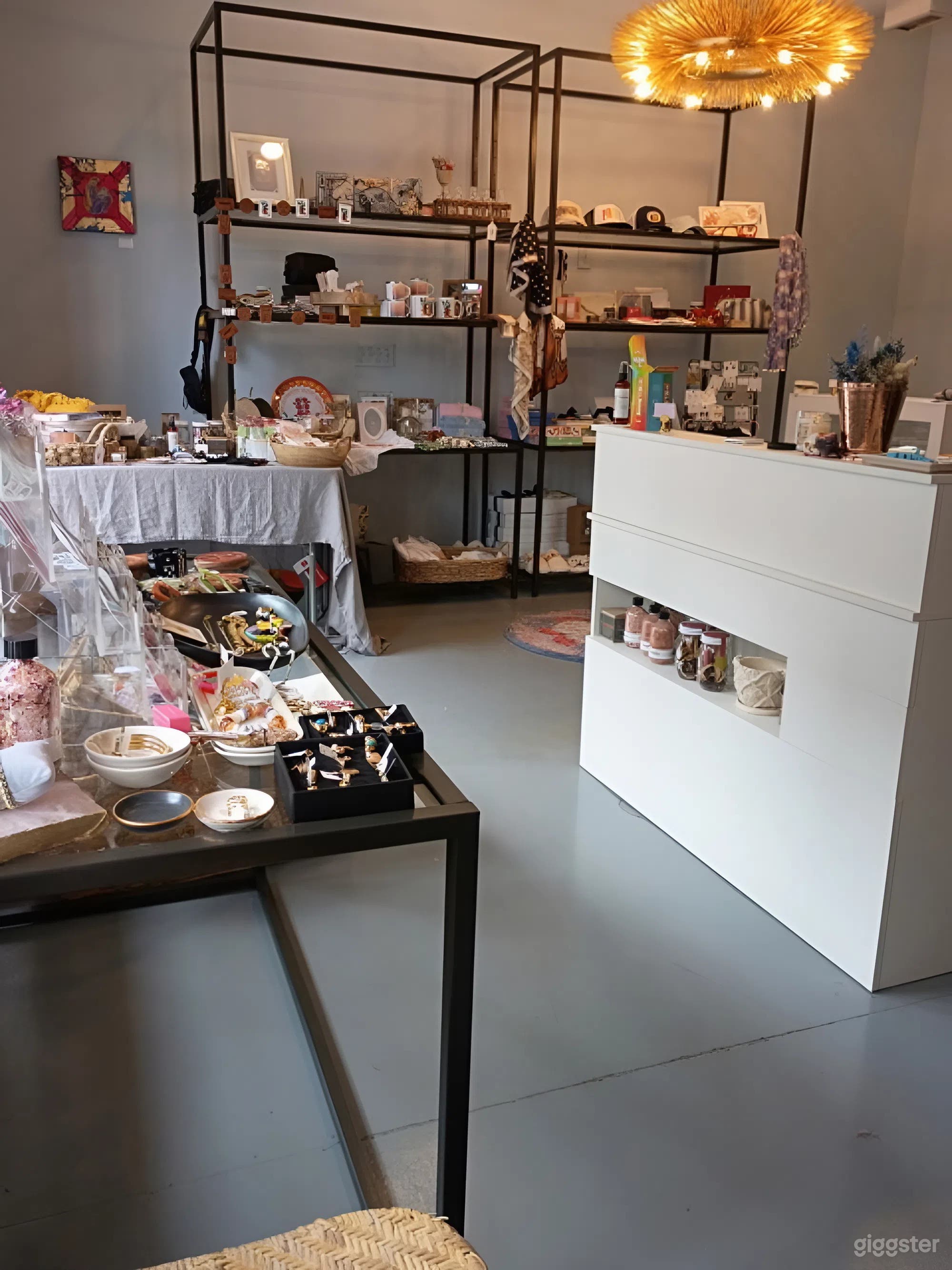 Boutique Jewelry Studio Space — 600 sf with Back Room Photo 1