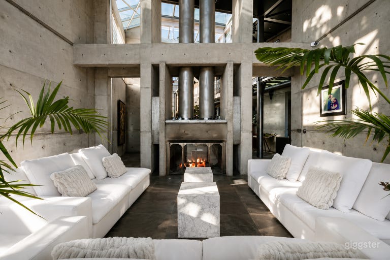  Luxury Glass Home Overlooking the Hills 
