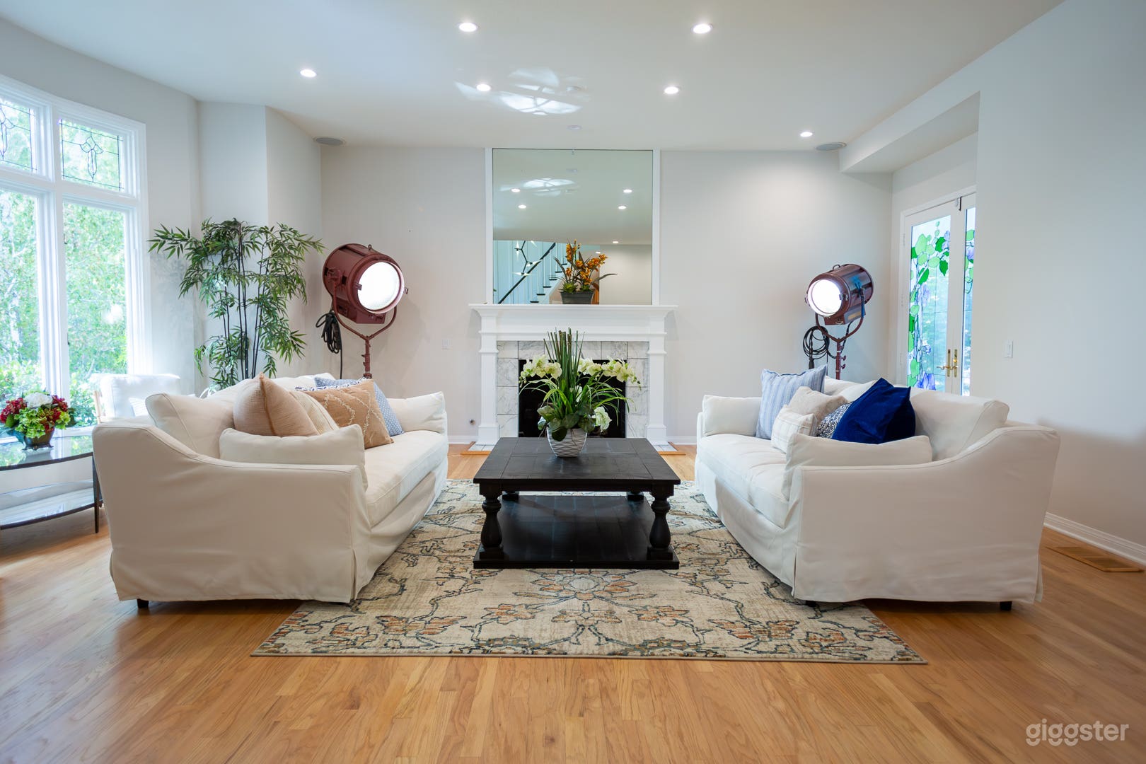 Backyard with Pool and Oak Trees House Mansion Photo 4