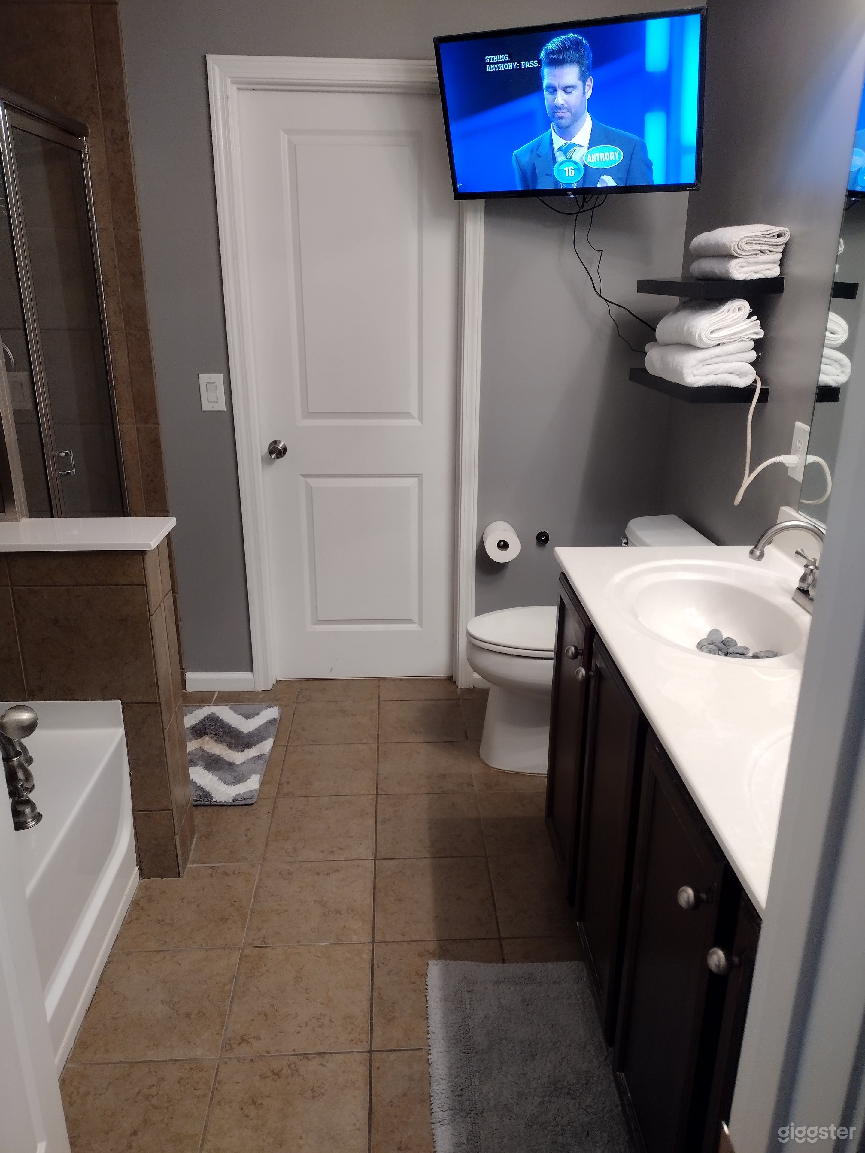 Nice Cozy Home Near the Airport  Photo 3