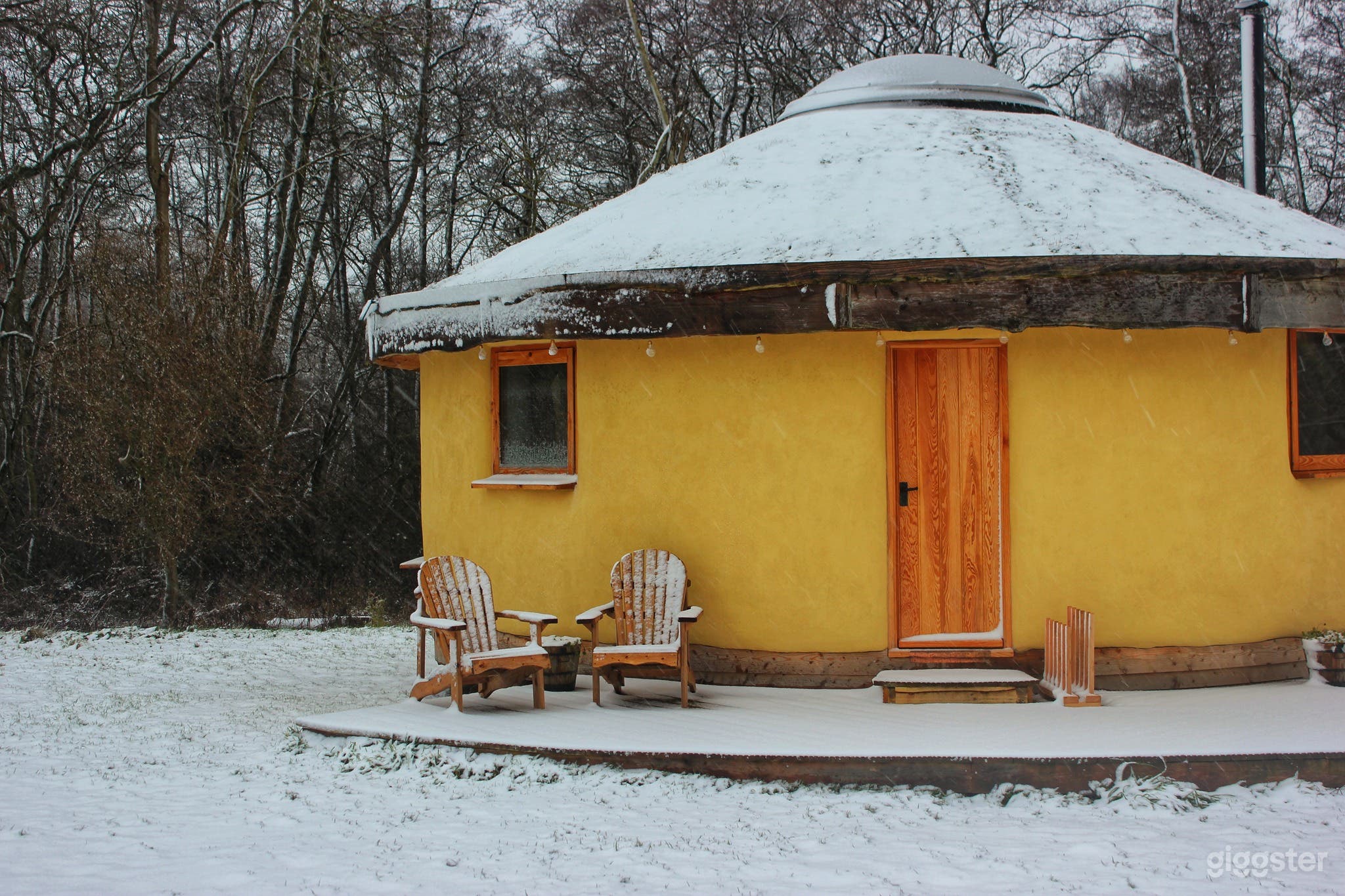 Traditionally Crafted Roundhouse Cabin Photo 4