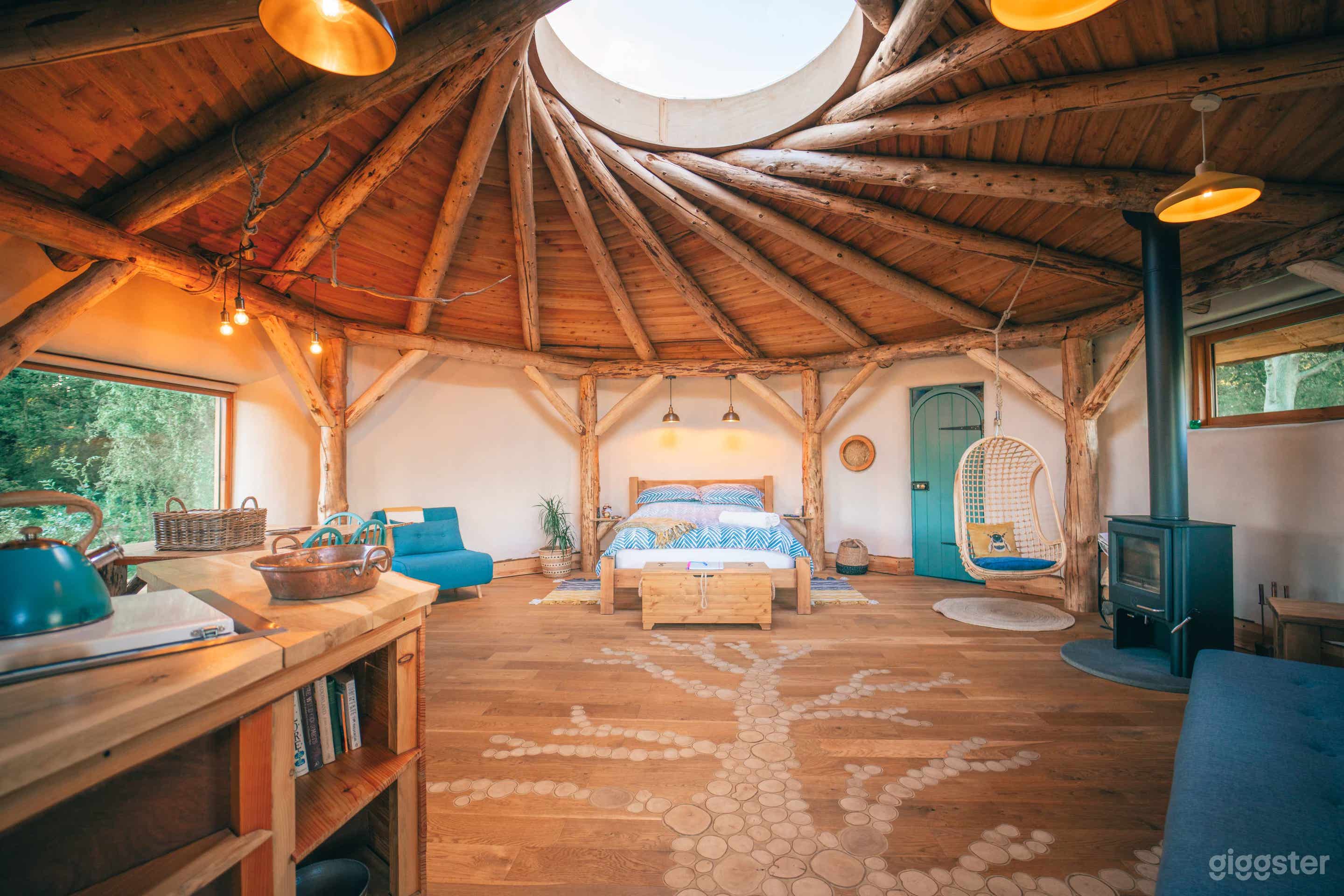 Traditionally Crafted Roundhouse Cabin Photo 3