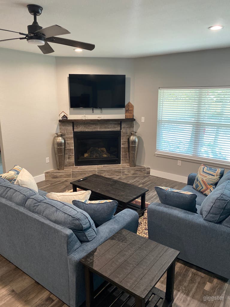  Spacious Home w/ Open Floorplan and Sunken Patio 