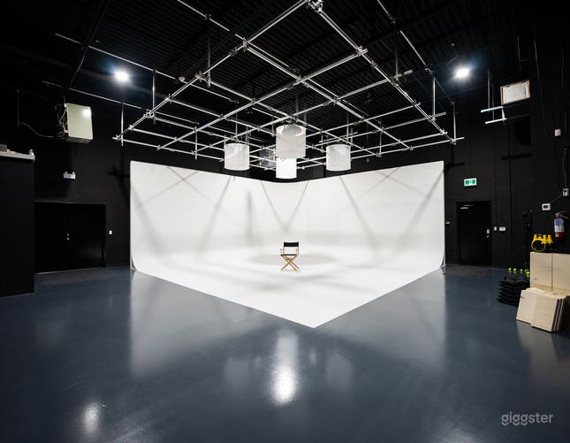 Professional Cyclorama Photo Studio for Rent Film Photography